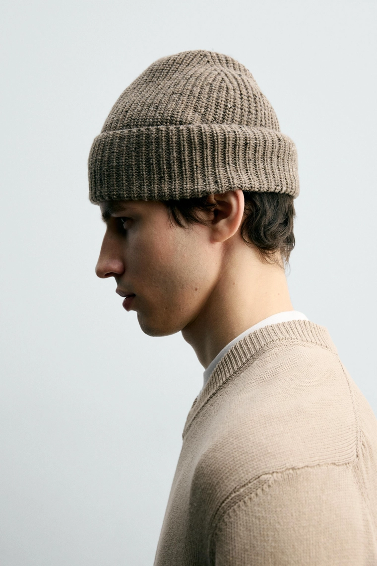 Шапка из текстурированного вязаного материала с помпоном