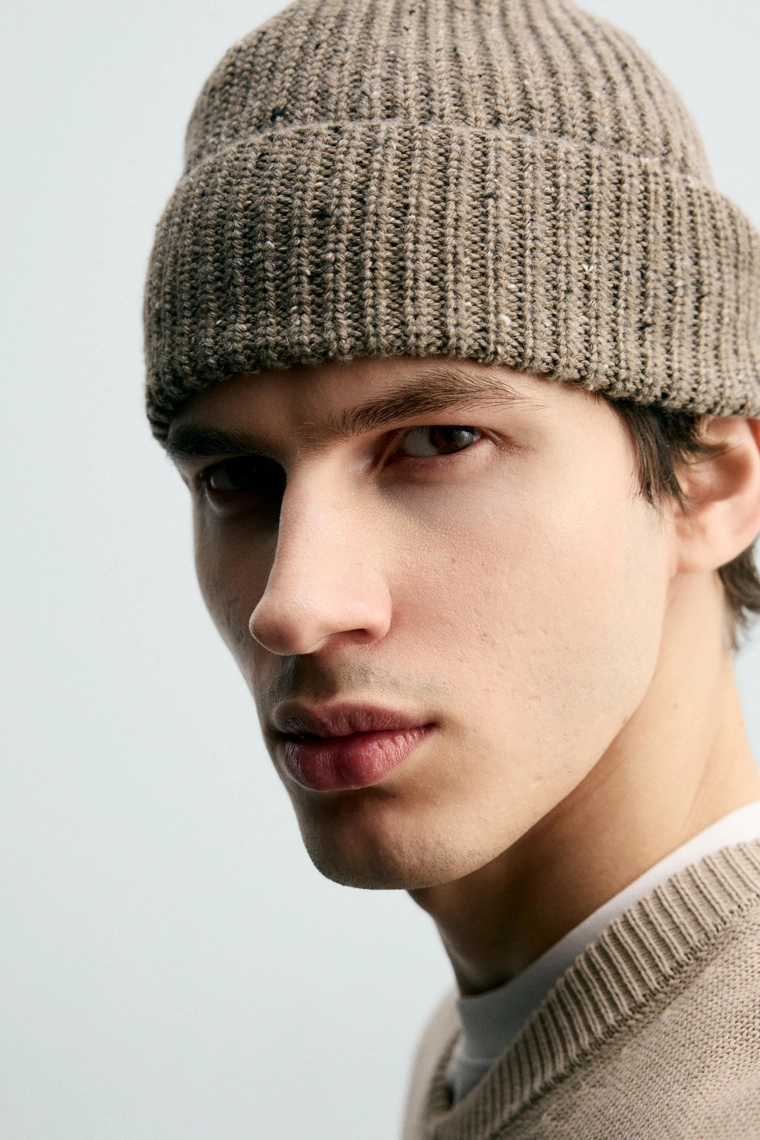 Шапка из текстурированного вязаного материала с помпоном