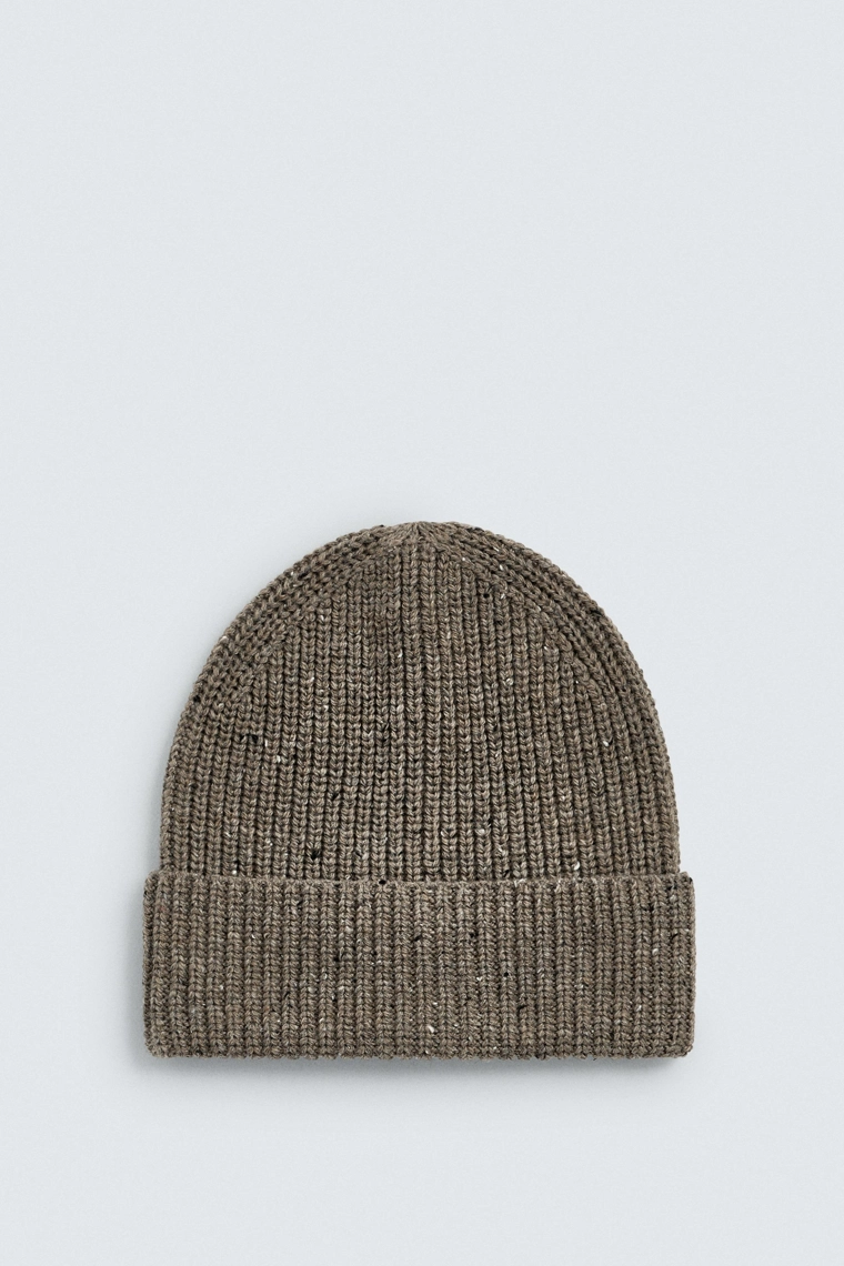 Шапка из текстурированного вязаного материала с помпоном