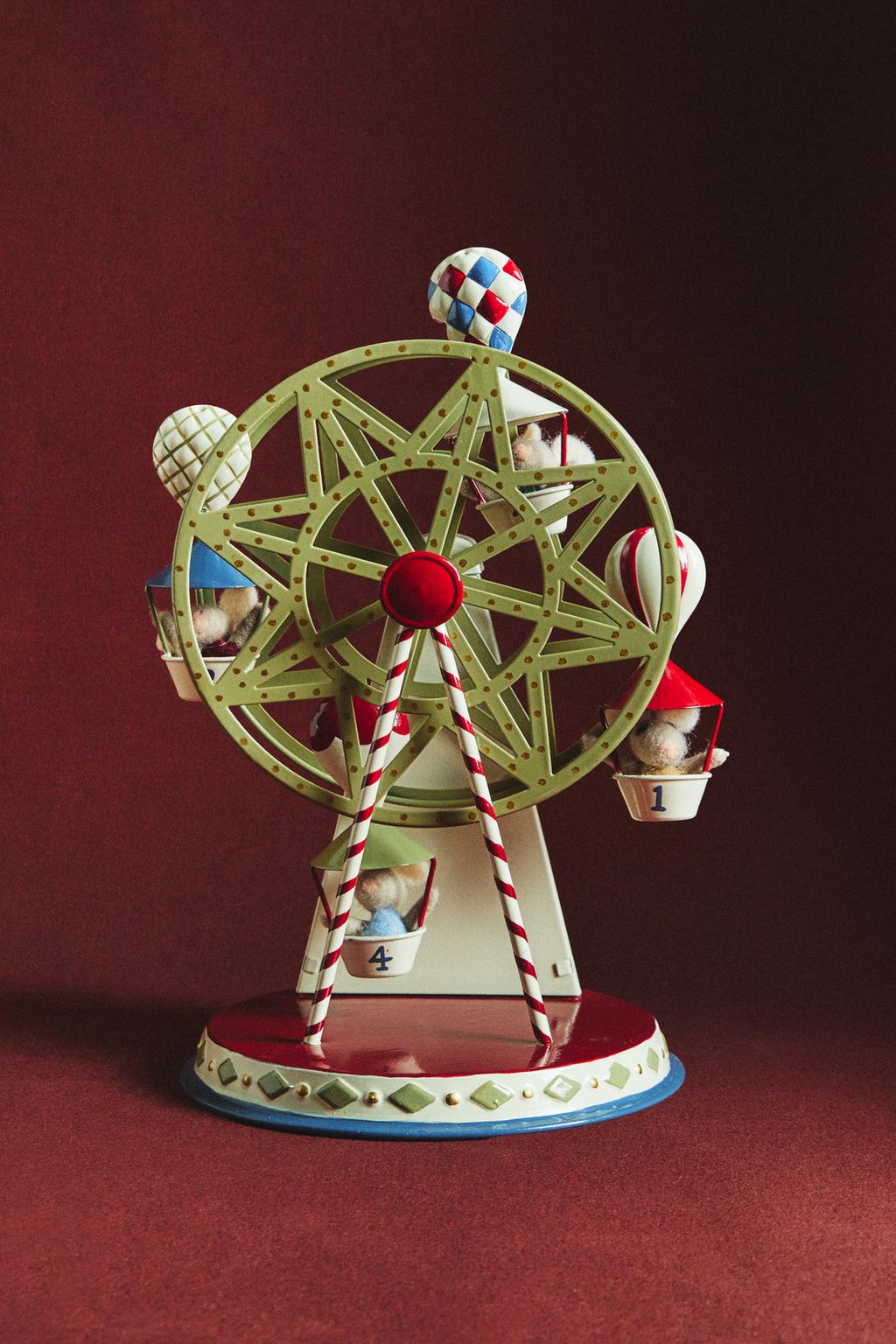 Музыкальное колесо обозрения в новогоднем стиле