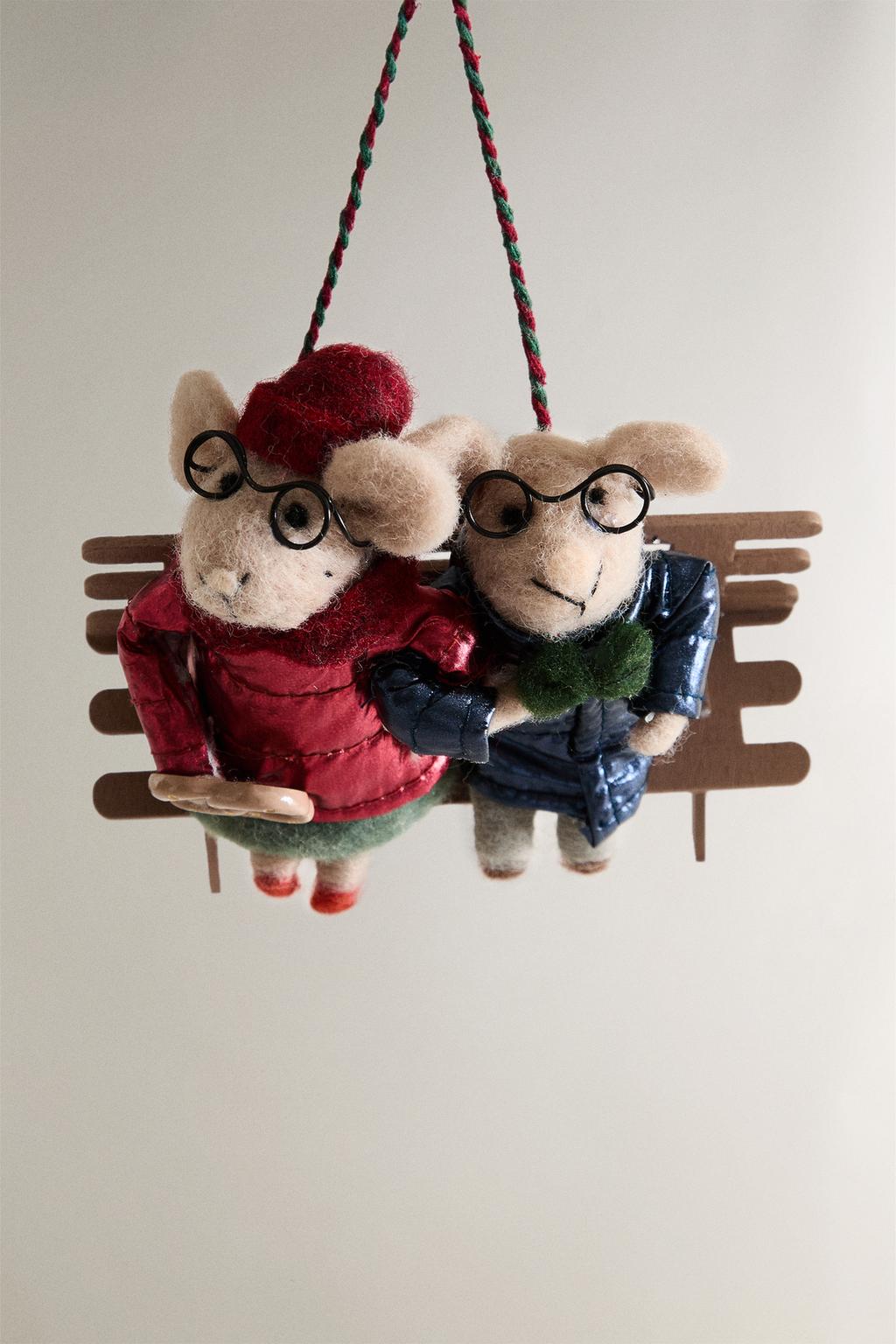 Рождественская игрушка ёлочное украшение мышки из шерсти на скамейке