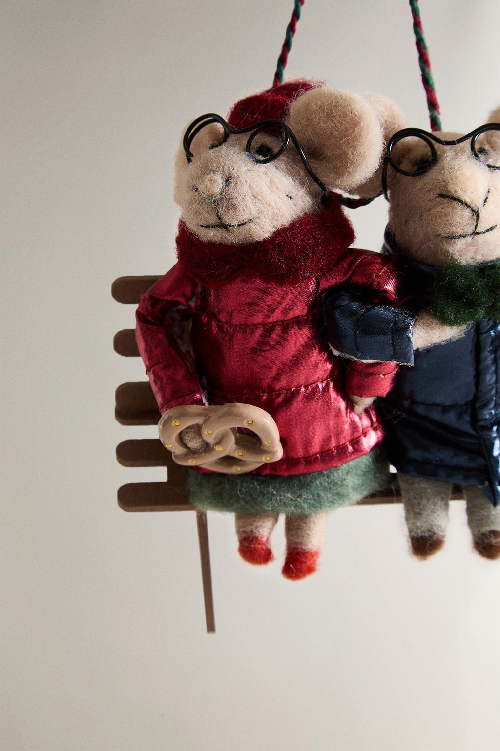 Рождественская игрушка ёлочное украшение мышки из шерсти на скамейке