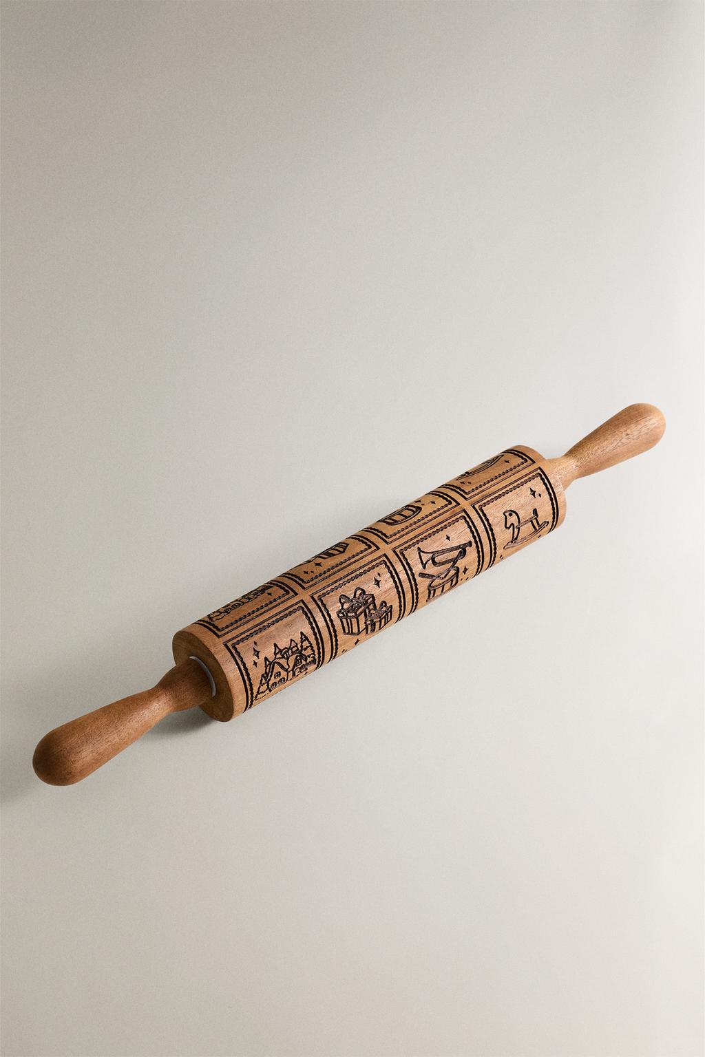 Деревянный скалка с рельефными рождественскими рисунками