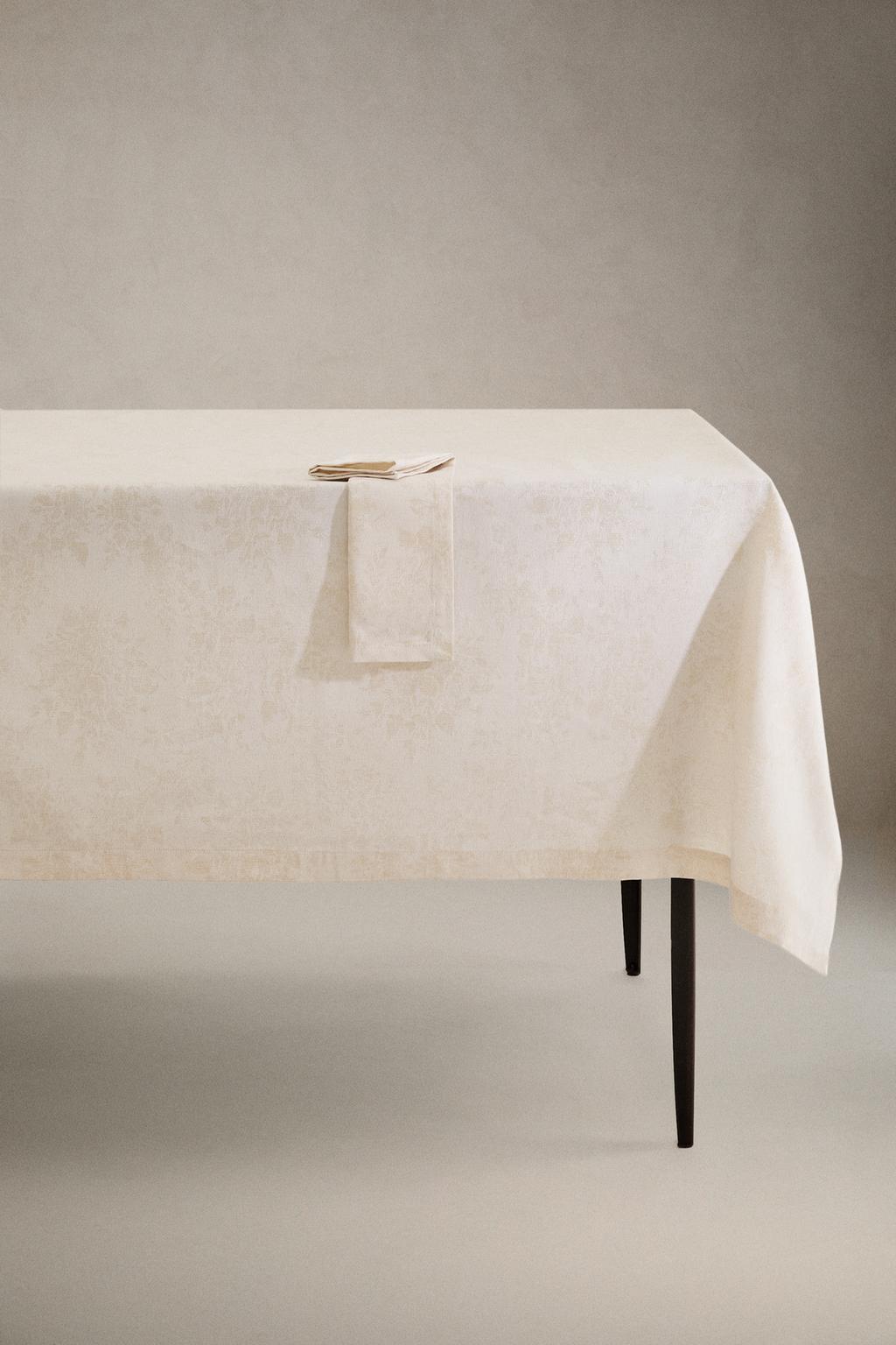 Тканевая новогодняя скатерть с цветочным узором zara