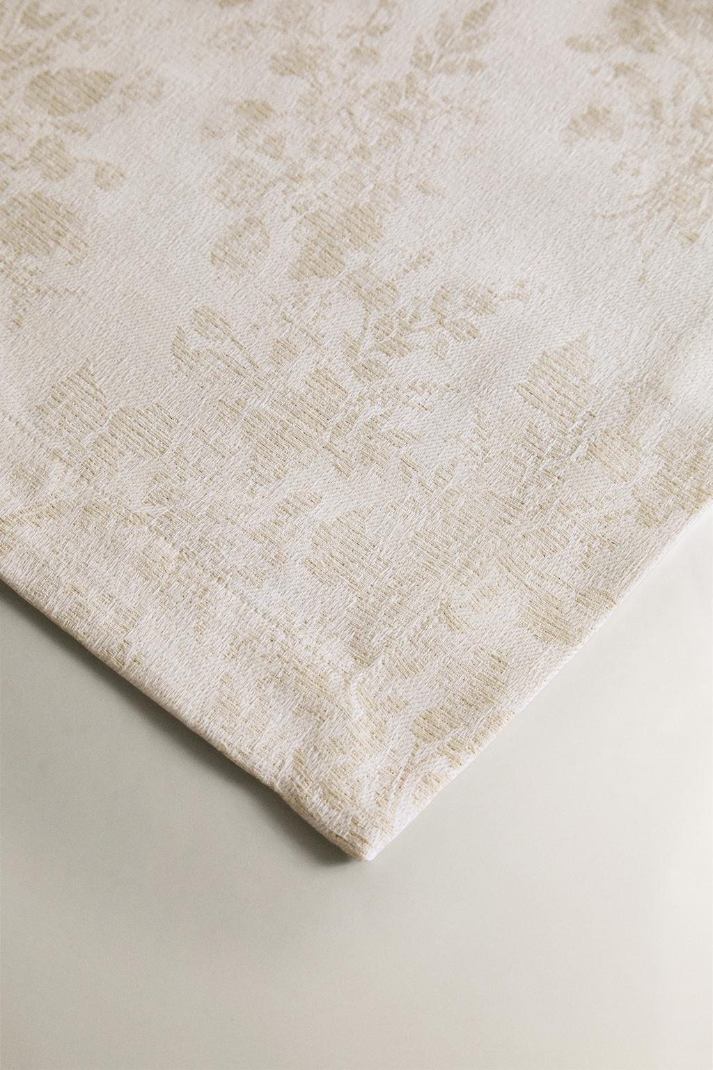 Тканевая новогодняя скатерть с цветочным узором zara