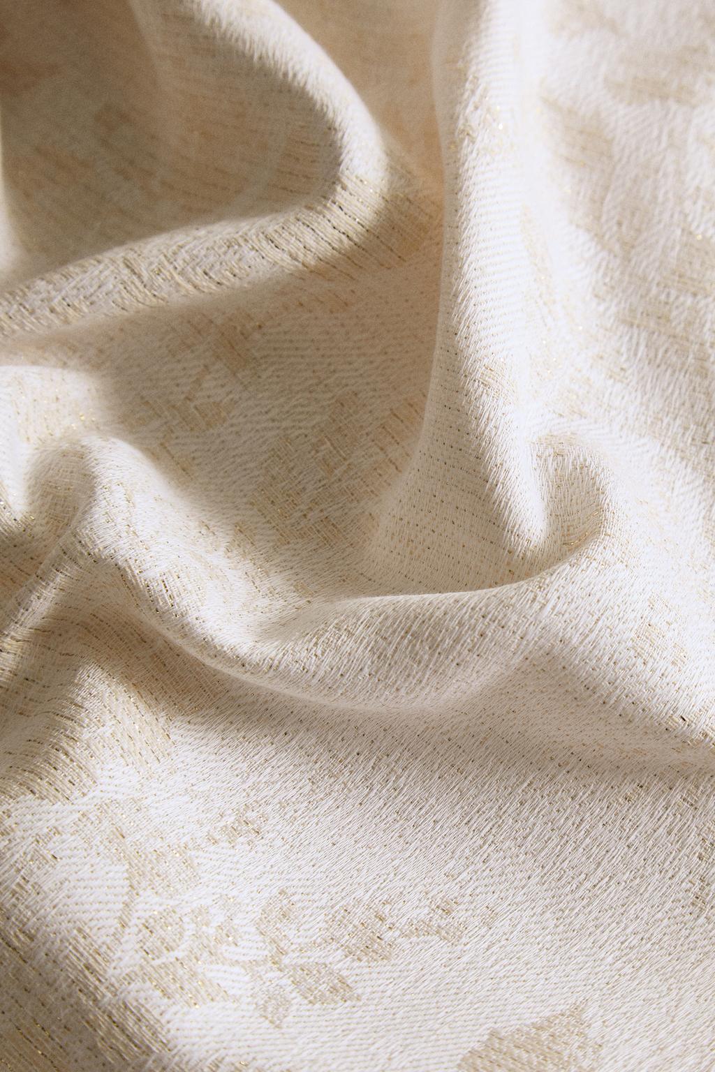 Тканевая новогодняя скатерть с цветочным узором zara