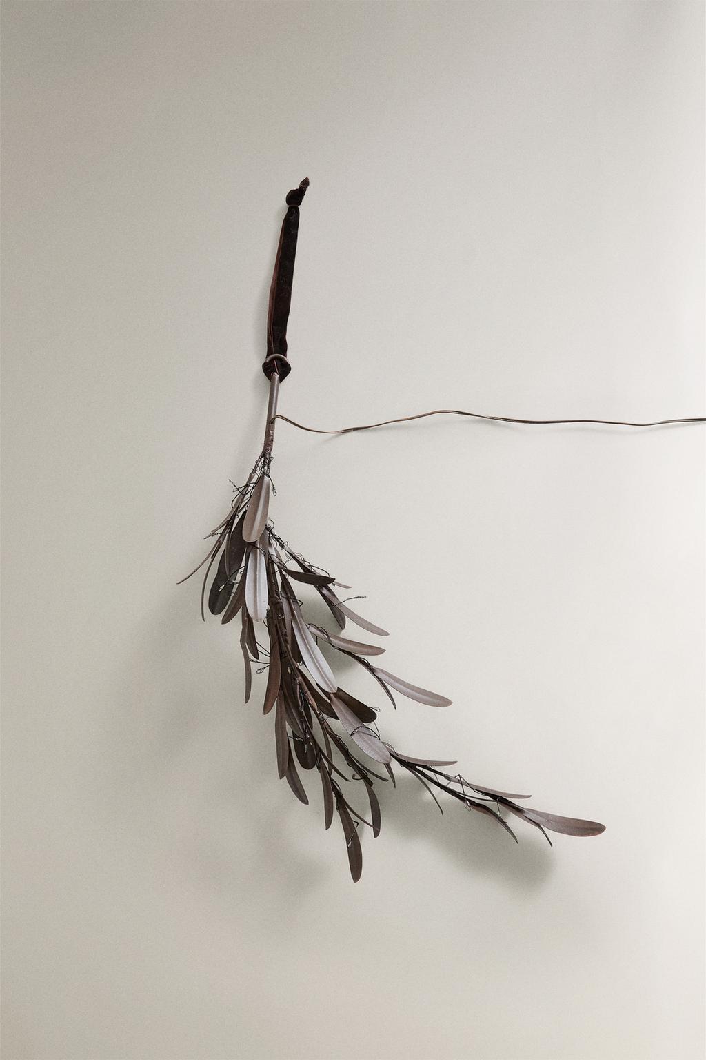 Светильник к новому году, большая ветка с листьями и огнями