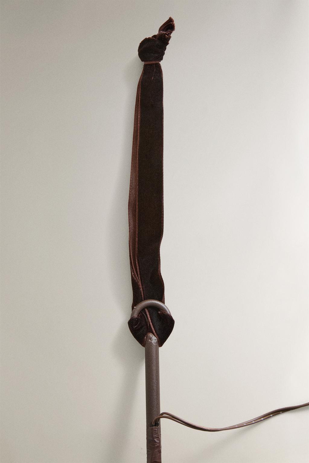 Светильник к новому году, большая ветка с листьями и огнями