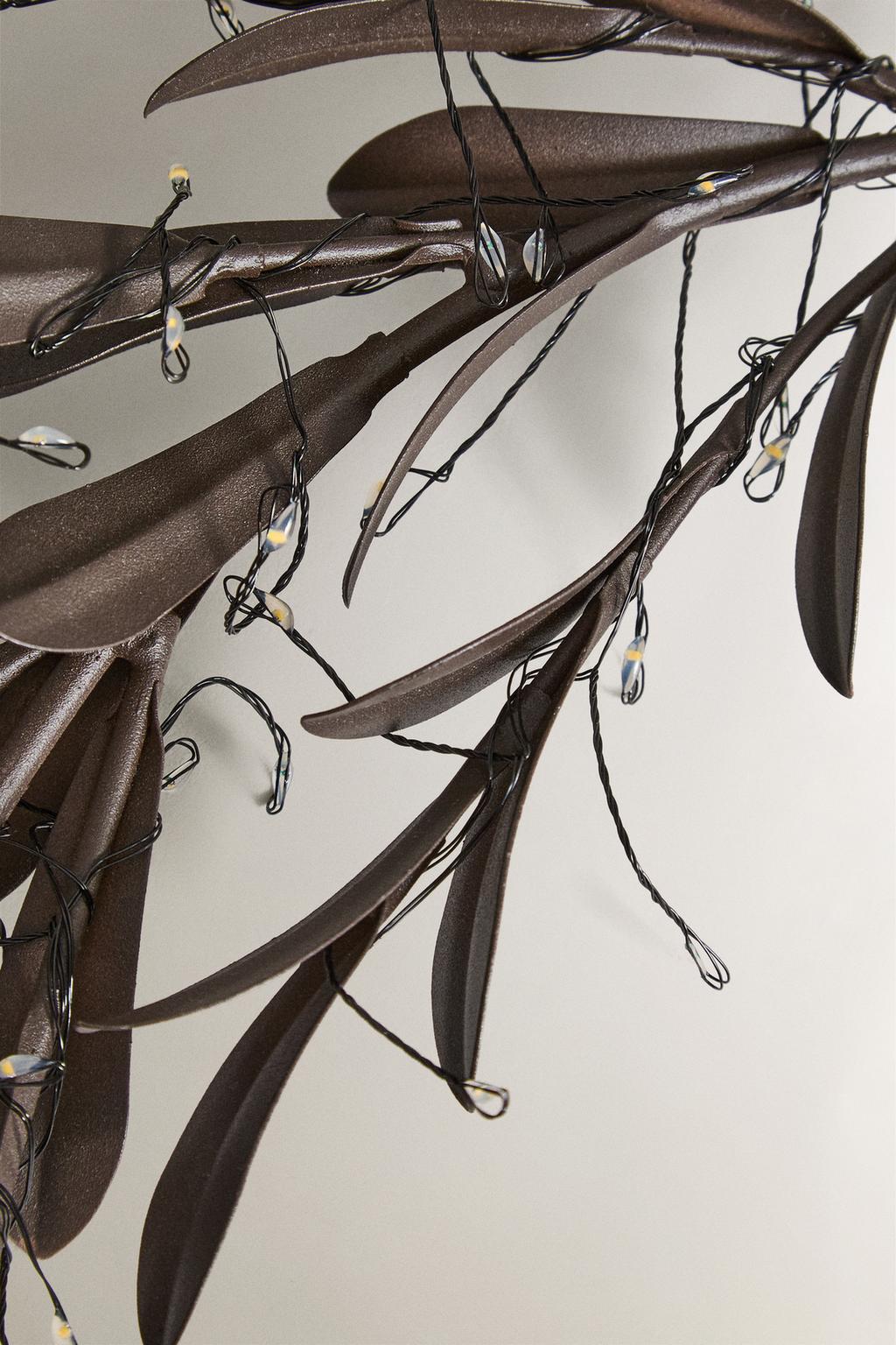 Средняя ветвь с листьями и огоньками