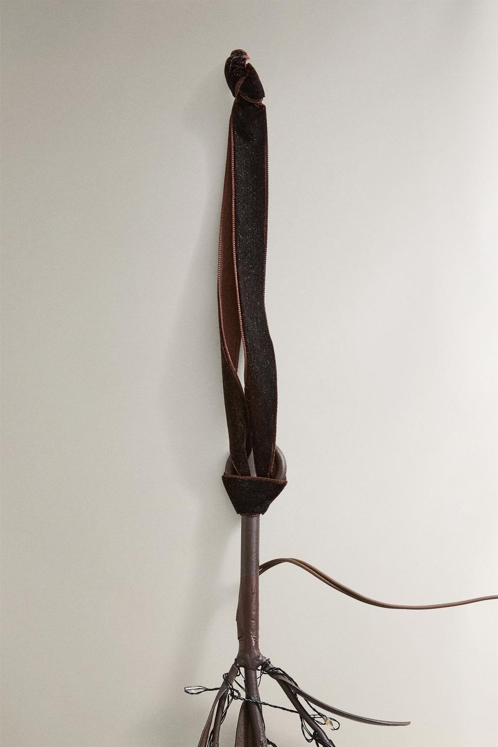 Средняя ветвь с листьями и огоньками