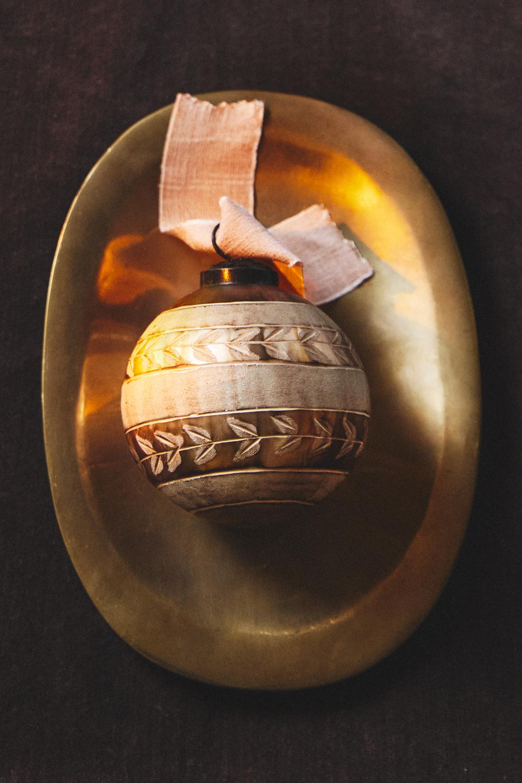 Стеклянное рождественское украшение в форме винтажного шара с деталями листьев