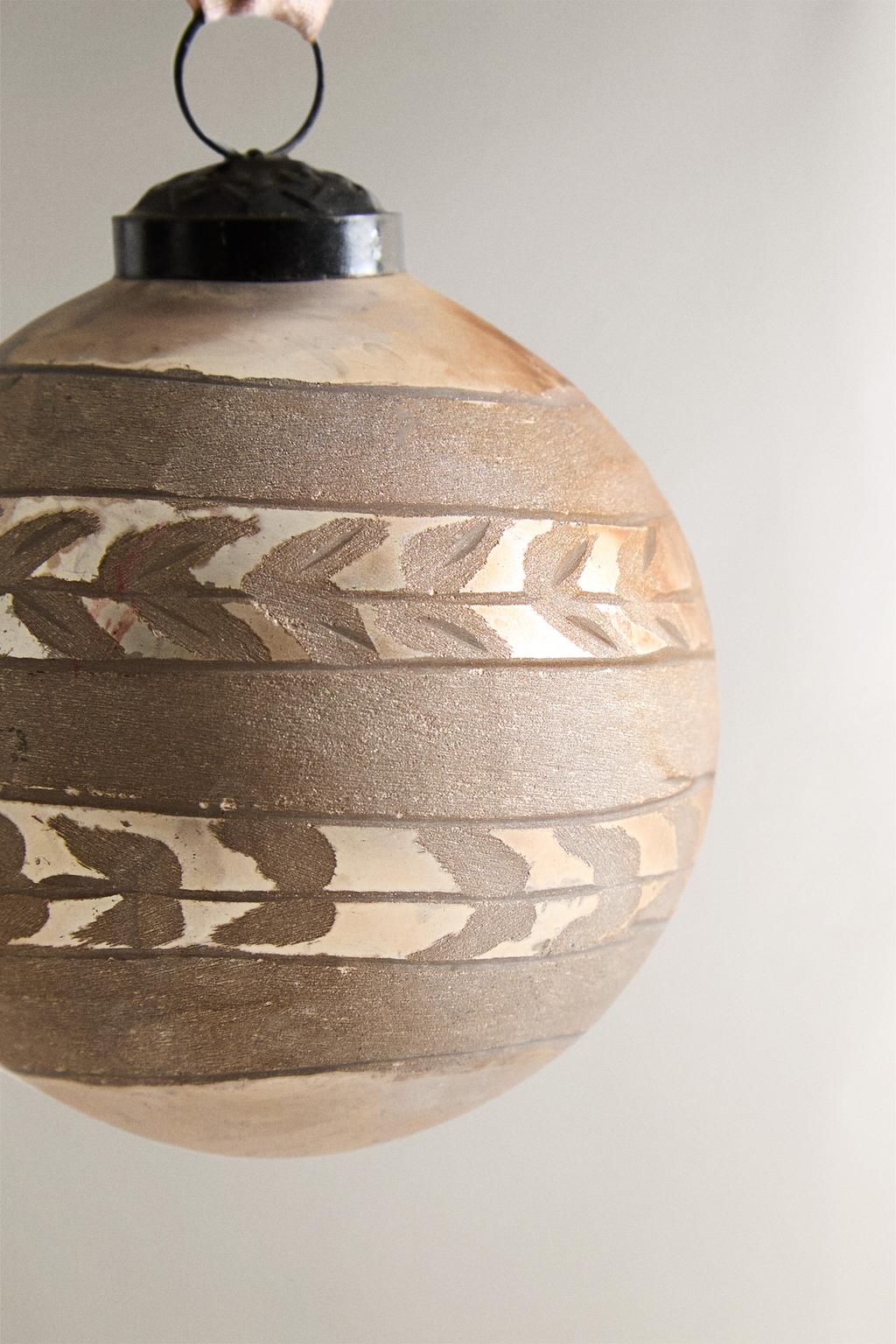 Стеклянное рождественское украшение в форме винтажного шара с деталями листьев