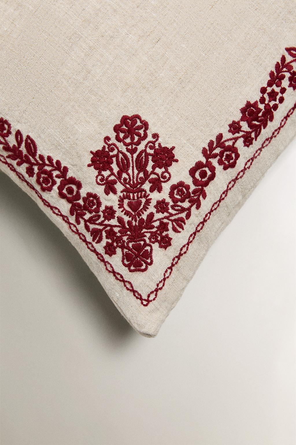 Подушка с вышитыми листьями рождества, цвет красный