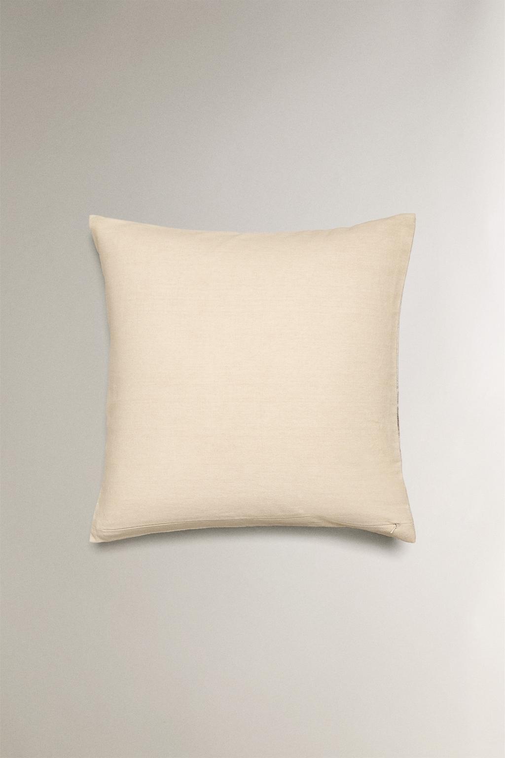 Подушка с рождественским снежным домом