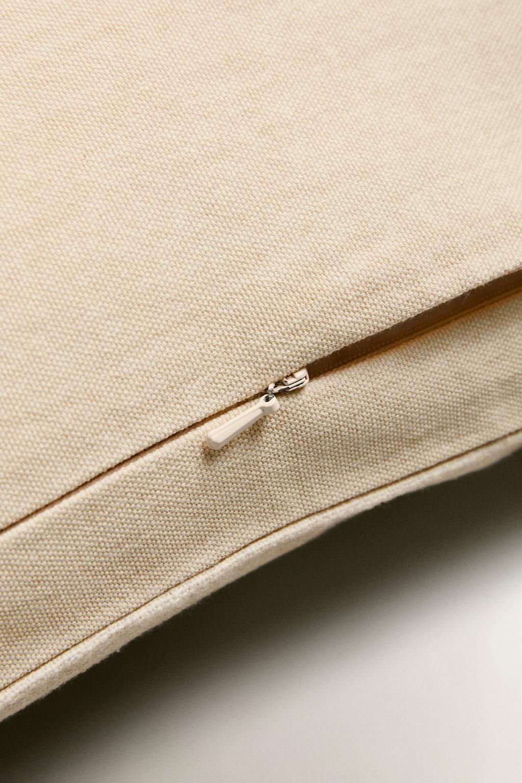 Подушка с рождественским снежным домом