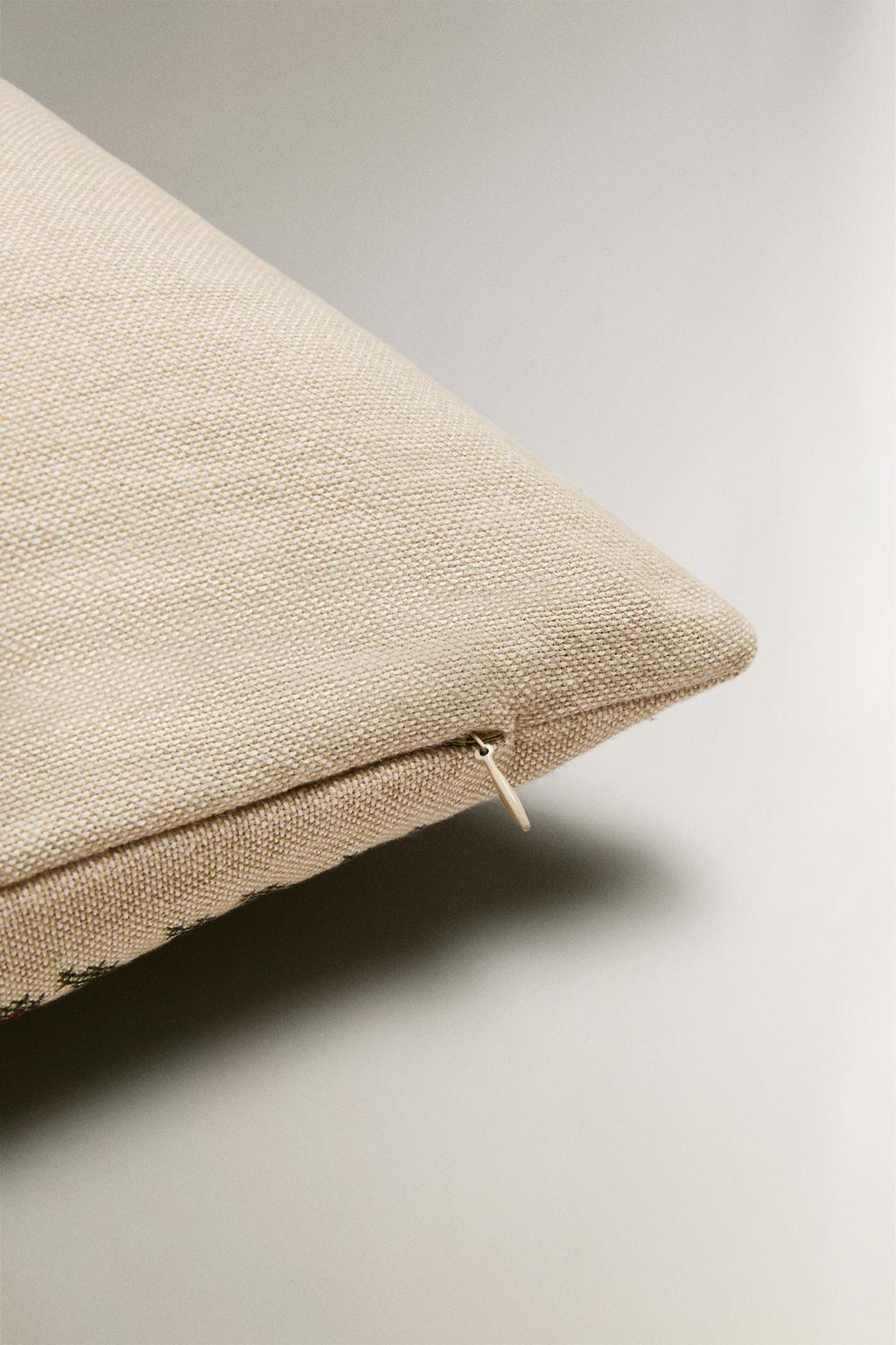 Чехол на подушку к рождеству с листьями по краю