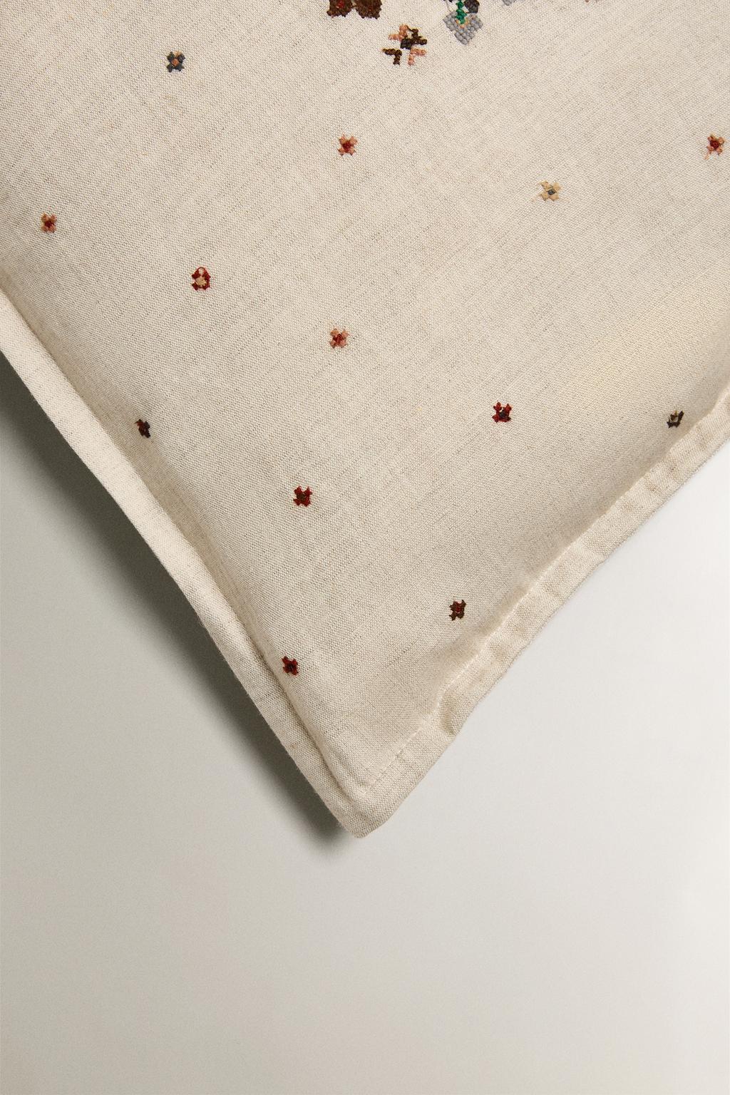 Рождественская вязаная подушка с центральным дизайном