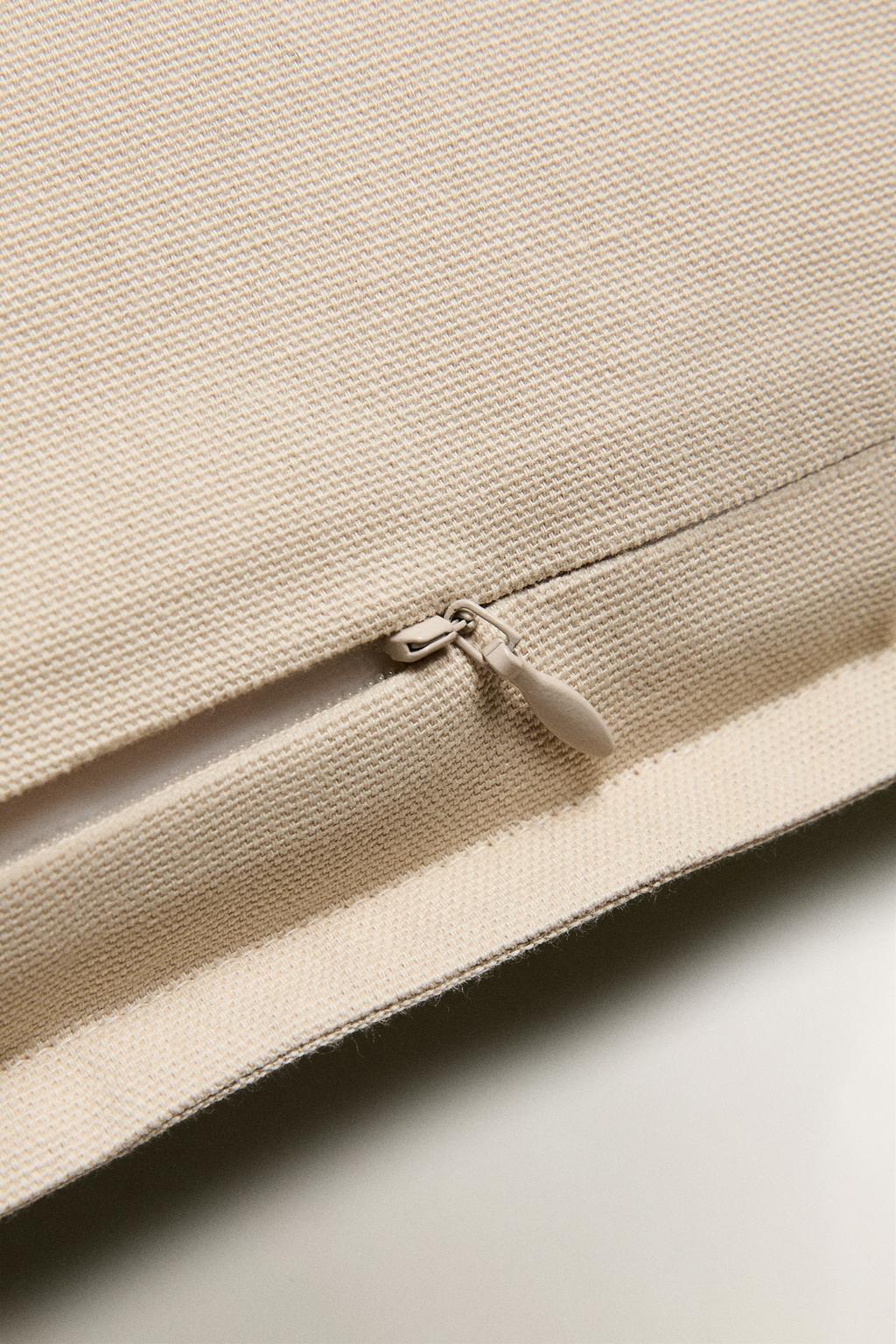 Рождественская вязаная подушка с центральным дизайном