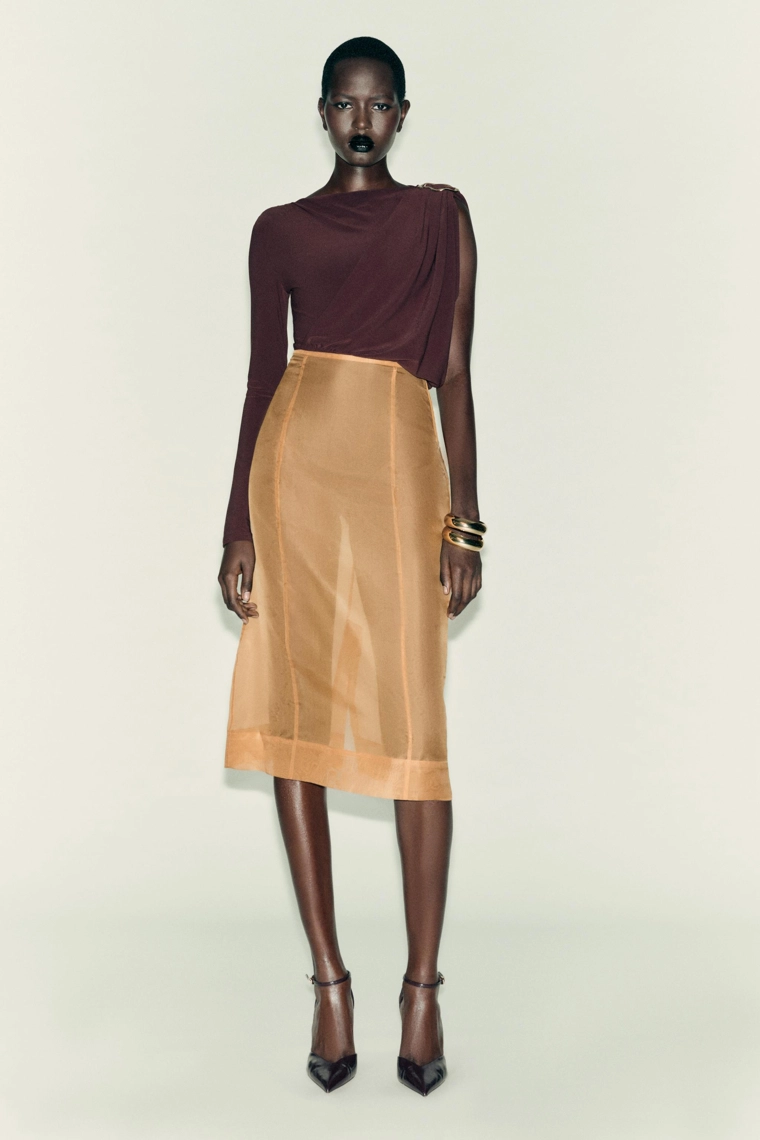 Боди с легкими драпировками и деталью-брошью