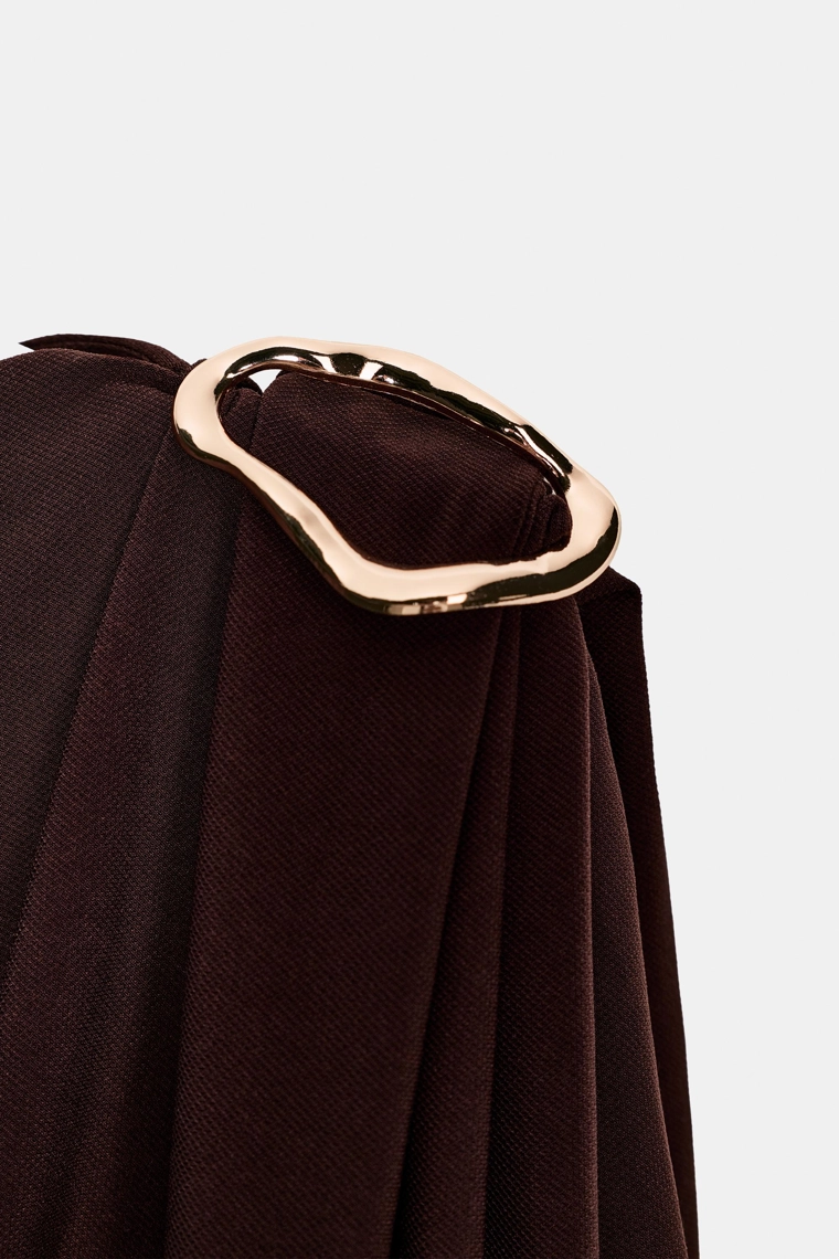 Боди с легкими драпировками и деталью-брошью