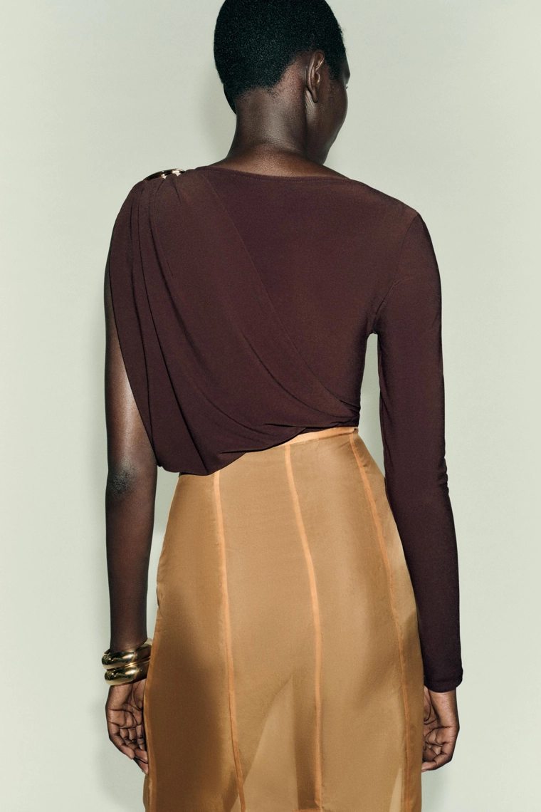 Боди с легкими драпировками и деталью-брошью