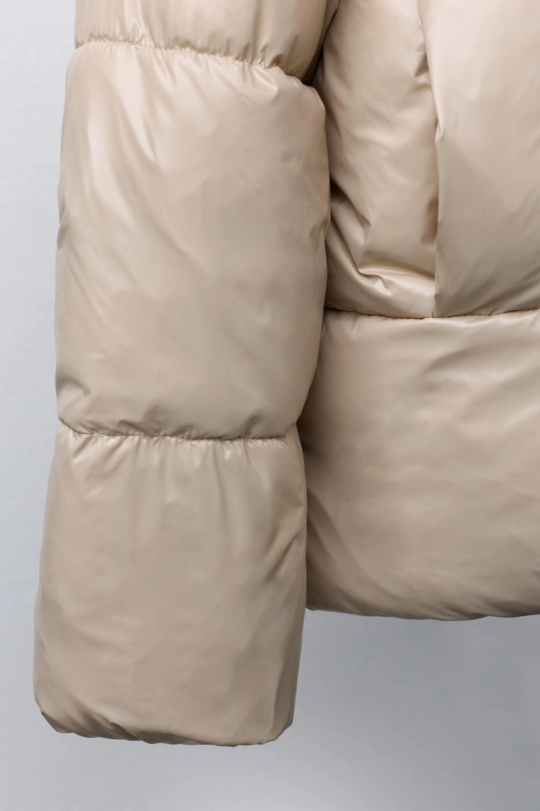 Блестящая пуховая куртка с подкладкой из искусственного меха