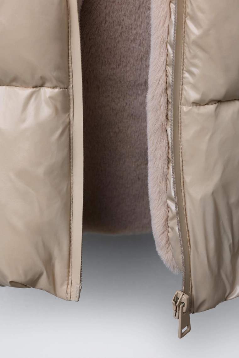 Блестящая пуховая куртка с подкладкой из искусственного меха