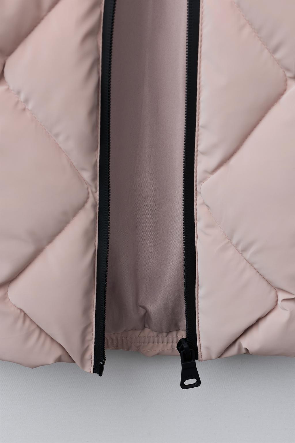 ДЛИННОЕ СТЕГАНОЕ ПАЛЬТО С РЕЗИНОВЫМ ПОКРЫТИЕМ