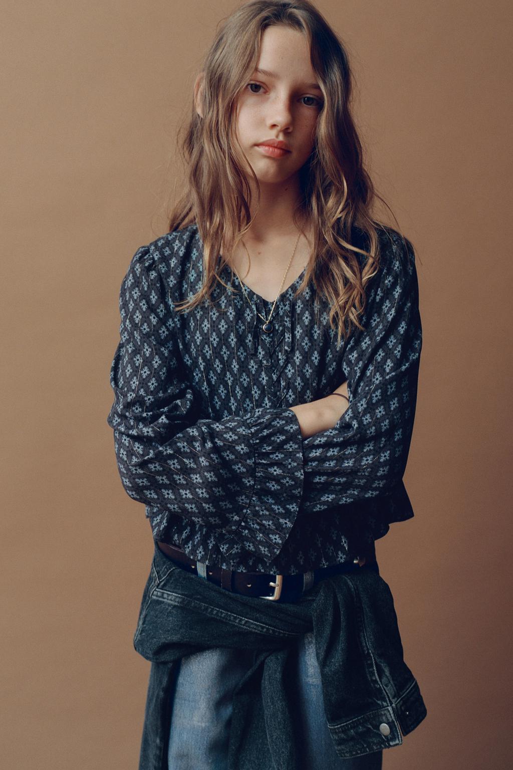 РУБАШКА С ЦВЕТОЧНЫМ ПРИНТОМ И БЛЁСТКАМИ