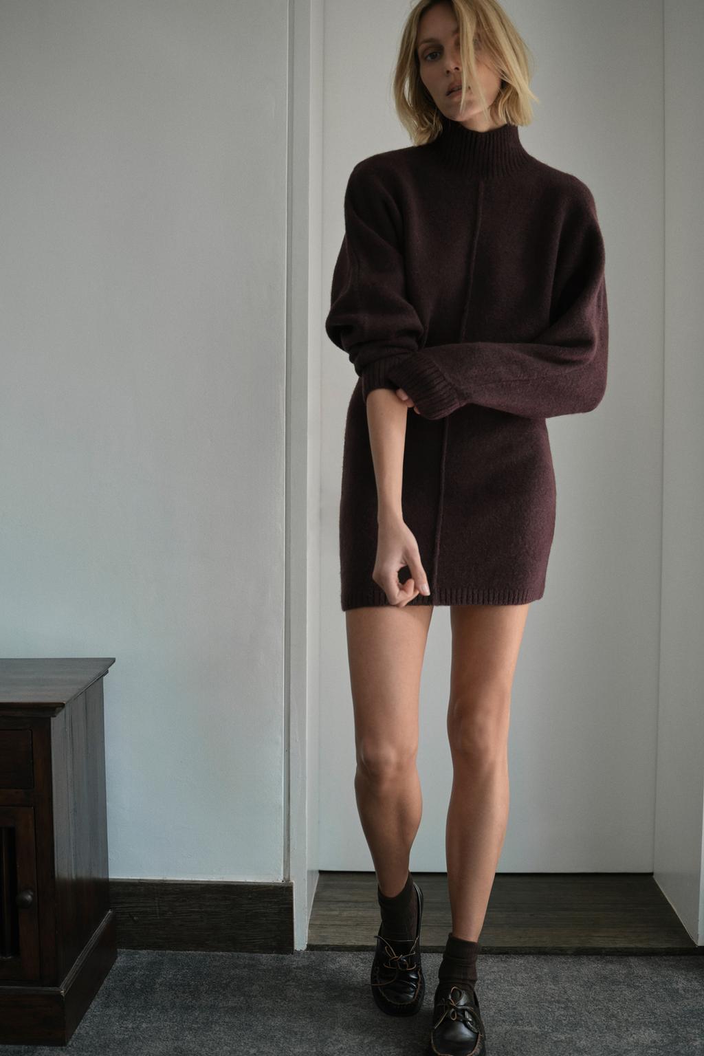 КОРОТКОЕ МЯГКОЕ ТРИКОТАЖНОЕ ПЛАТЬЕ