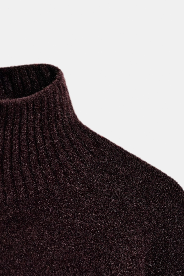 Мягкое вязаное платье до колена