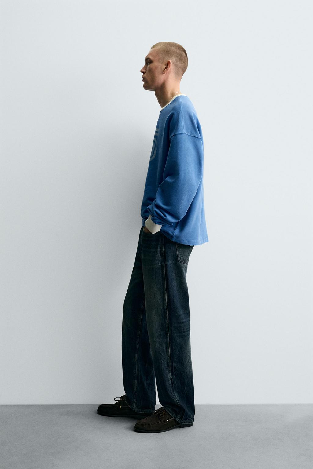 ФУТБОЛКА С ПРИНТОМ И ЭФФЕКТОМ ПОТЕРТОСТИ