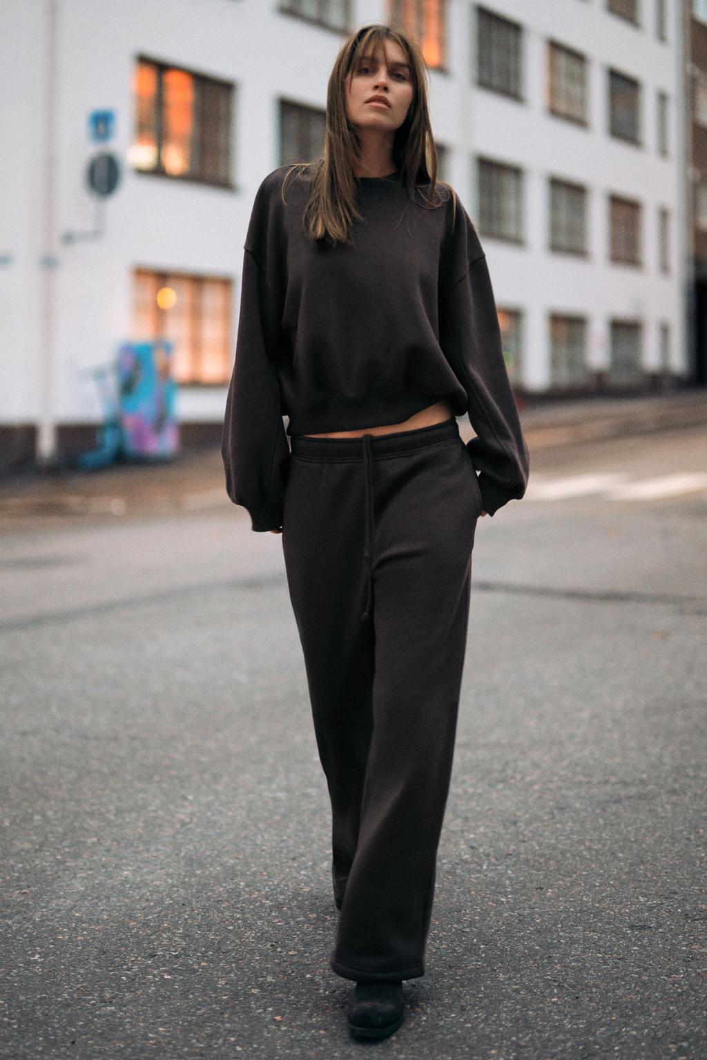 БАЗОВЫЕ ПРЯМЫЕ БРЮКИ ИЗ ФУТЕРА С РЕГУЛИРУЕМЫМИ МАНЖЕТАМИ