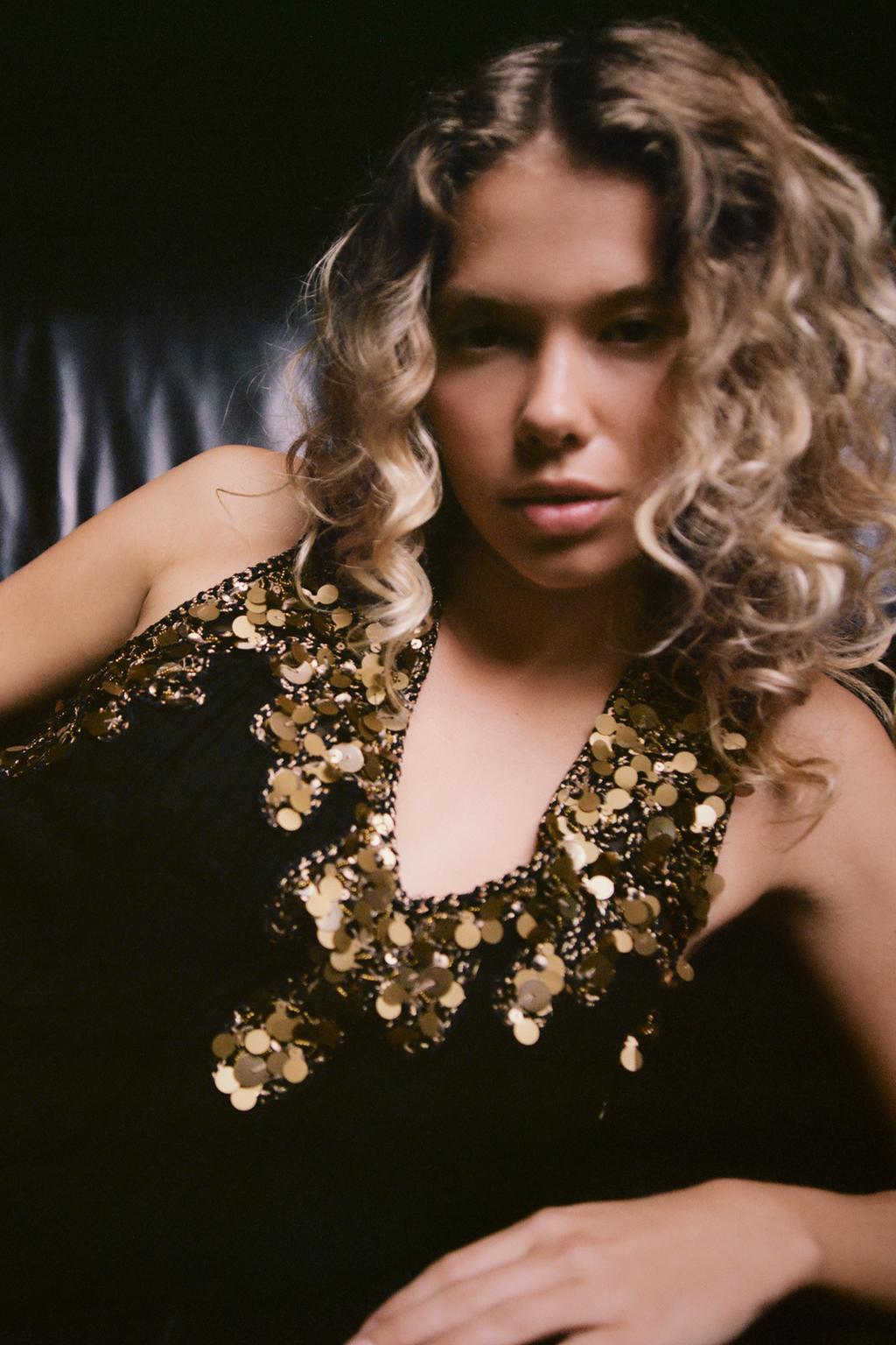 ПЛАТЬЕ ИЗ ЖОРЖЕТА С ПЛИССИРОВКОЙ И ПАЙЕТКАМИ