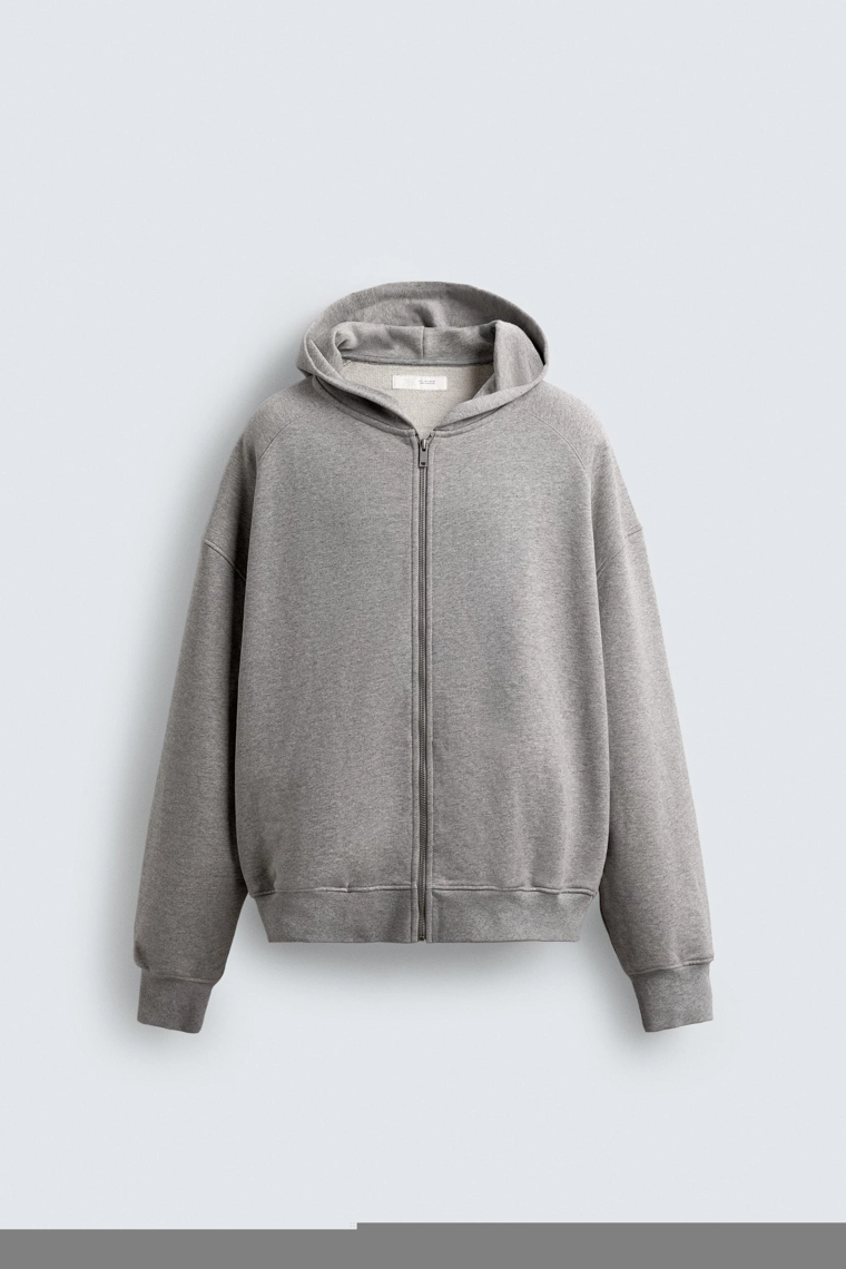 Толстовка с молнией и ярлыком