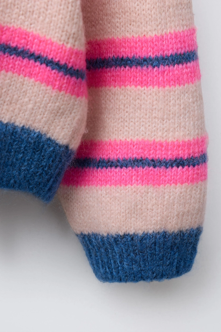 Свитер с вышивкой и яркой полоской