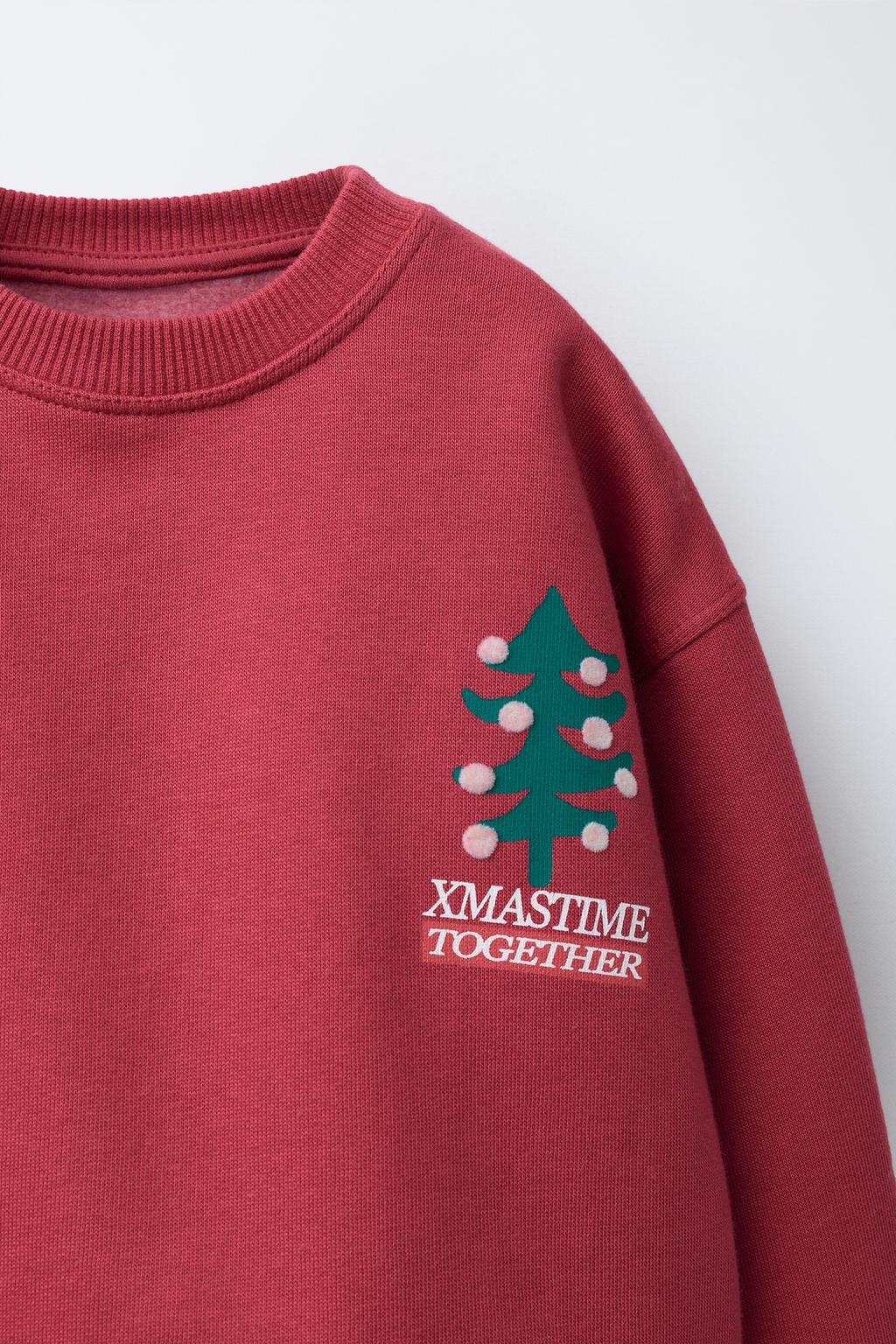 ТОЛСТОВКА С ДЕКОРИРОВАННЫМ ДЕРЕВОМ И РЕЛЬЕФНЫМ ПРИНТОМ