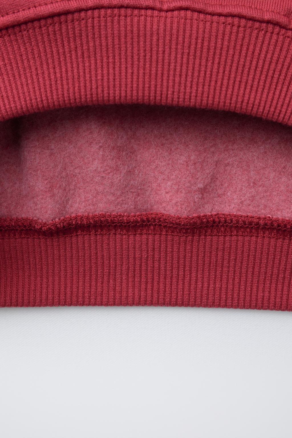 ТОЛСТОВКА С ДЕКОРИРОВАННЫМ ДЕРЕВОМ И РЕЛЬЕФНЫМ ПРИНТОМ