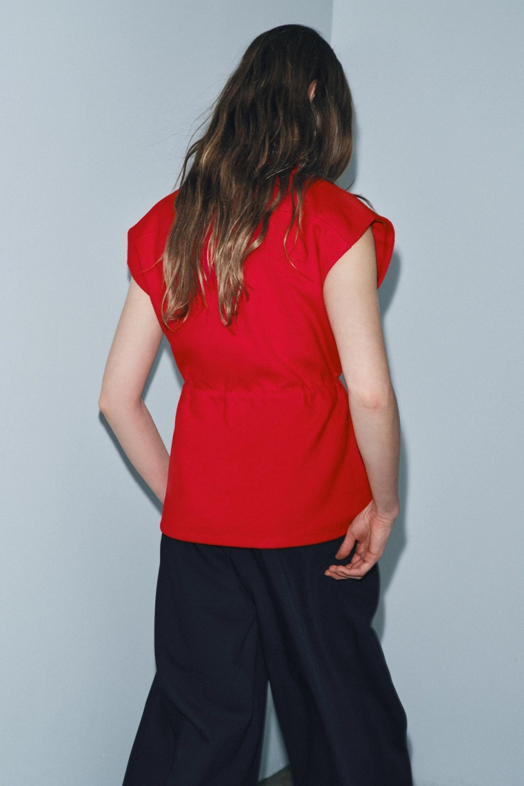 Жилет с мягким завязывающимся поясом