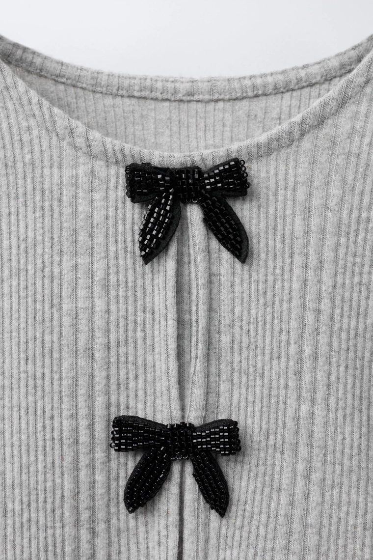 Футболка из мягкого ребристого материала с бантами