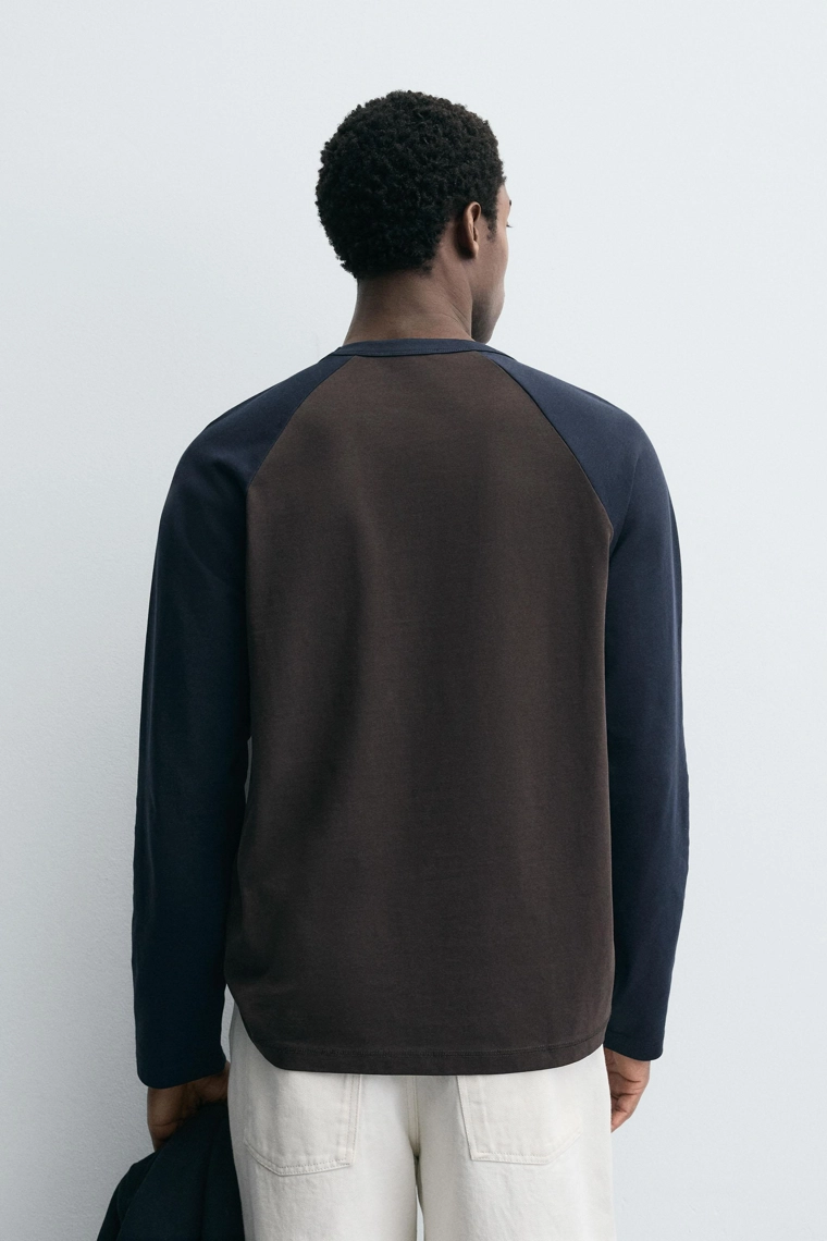 Футболка с блоками цветов и реглаными рукавами