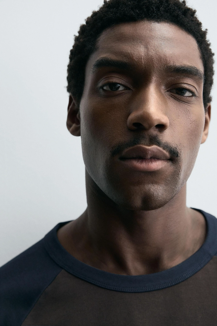 Футболка с блоками цветов и реглаными рукавами