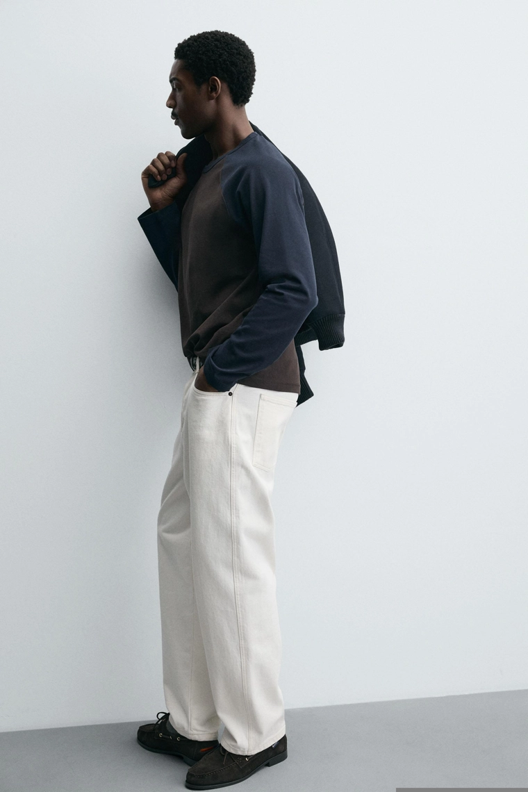 Футболка с блоками цветов и реглаными рукавами