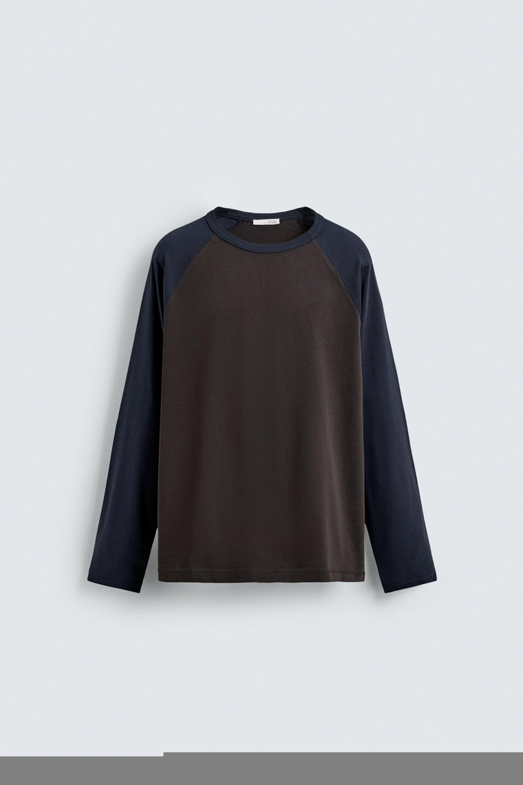 Футболка с блоками цветов и реглаными рукавами