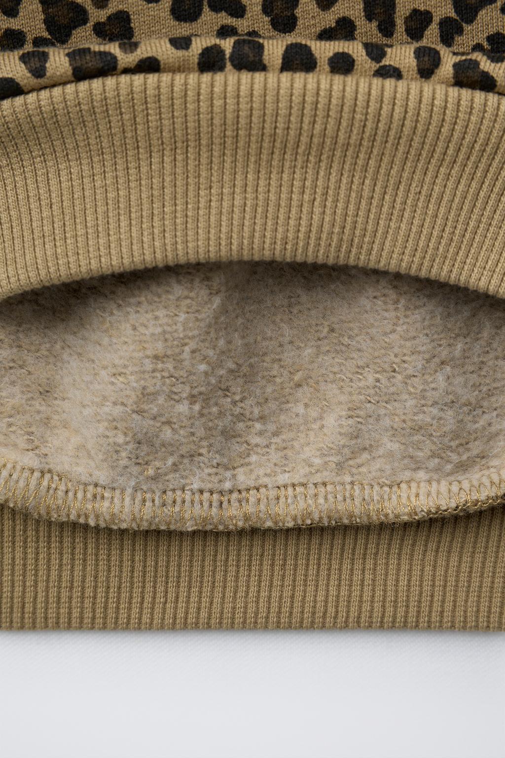 ТОЛСТОВКА ИЗ ПЛОТНОЙ ТКАНИ С АНИМАЛИСТИЧЕСКИМ ПРИНТОМ