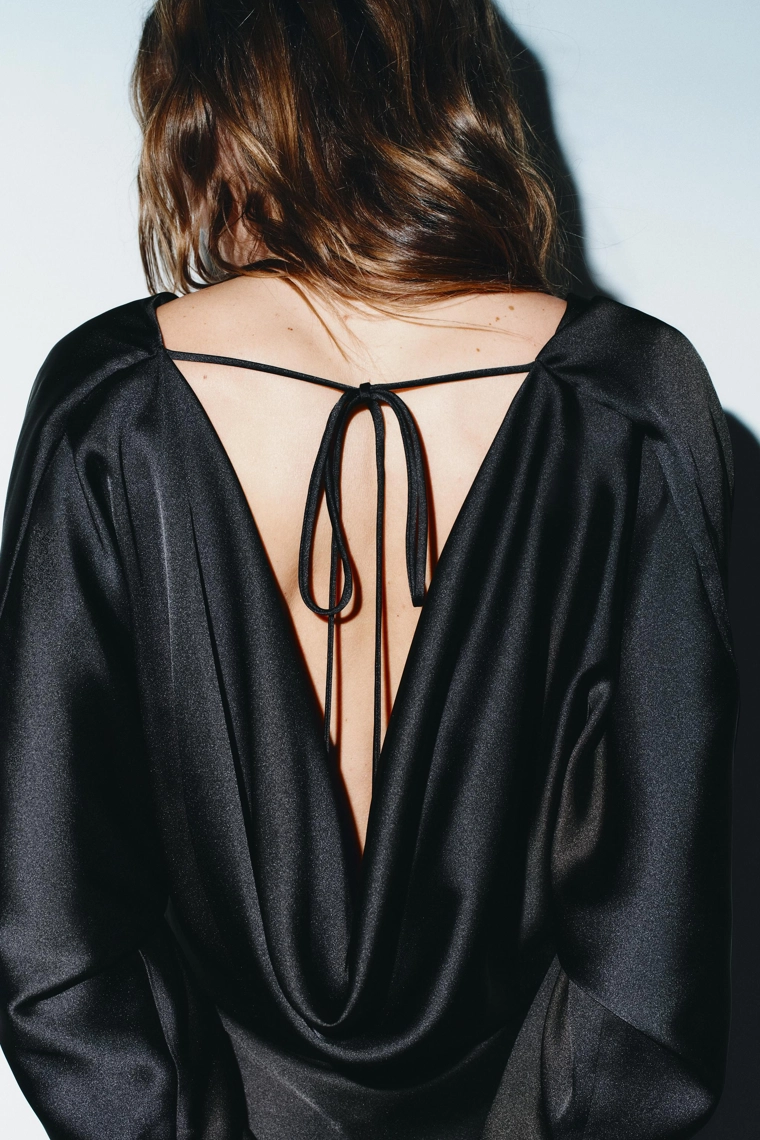 Платье из атласа с плавным вырезом