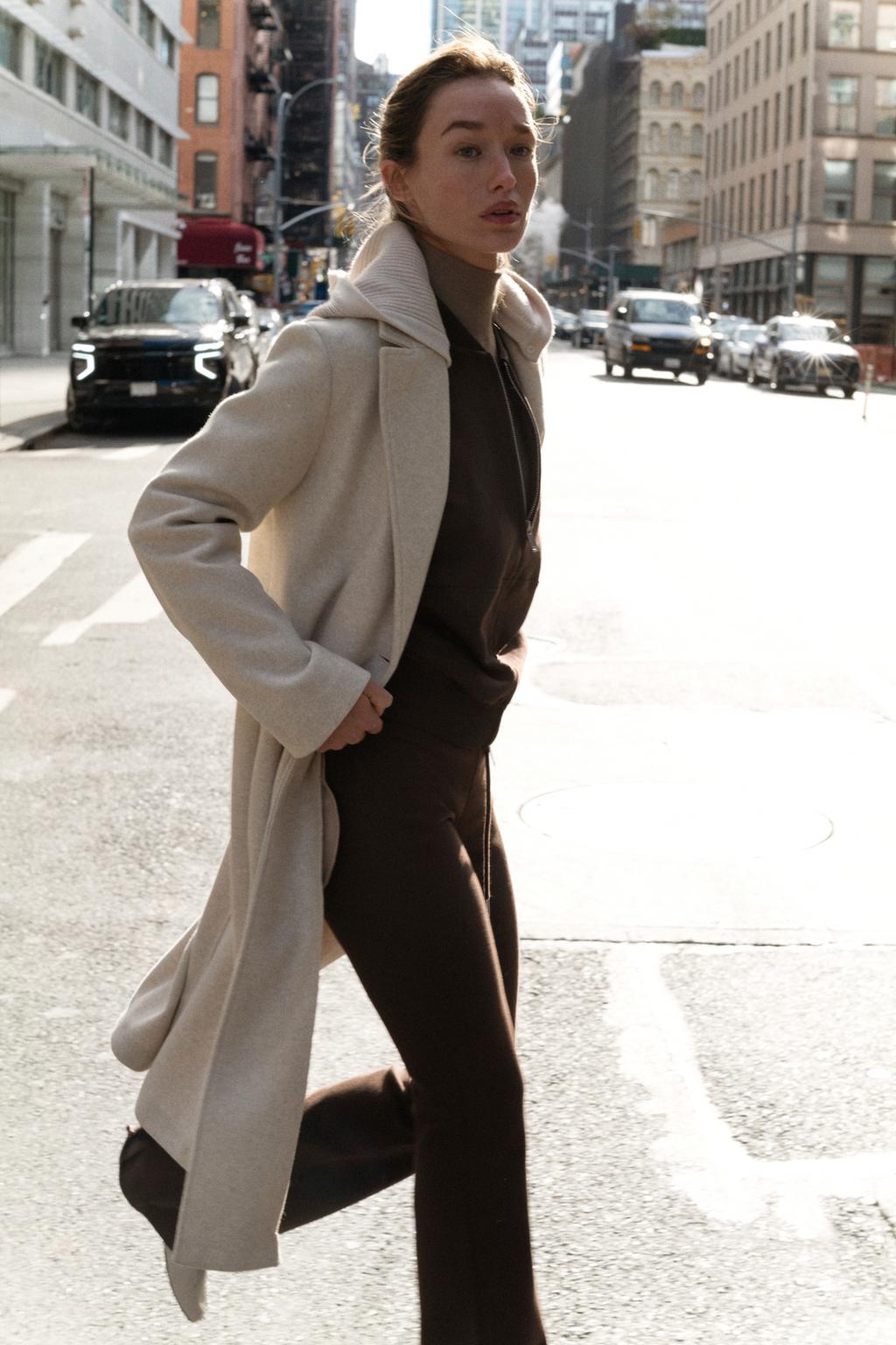 ПАЛЬТО ИЗ МЯГКОЙ ТКАНИ С КАПЮШОНОМ