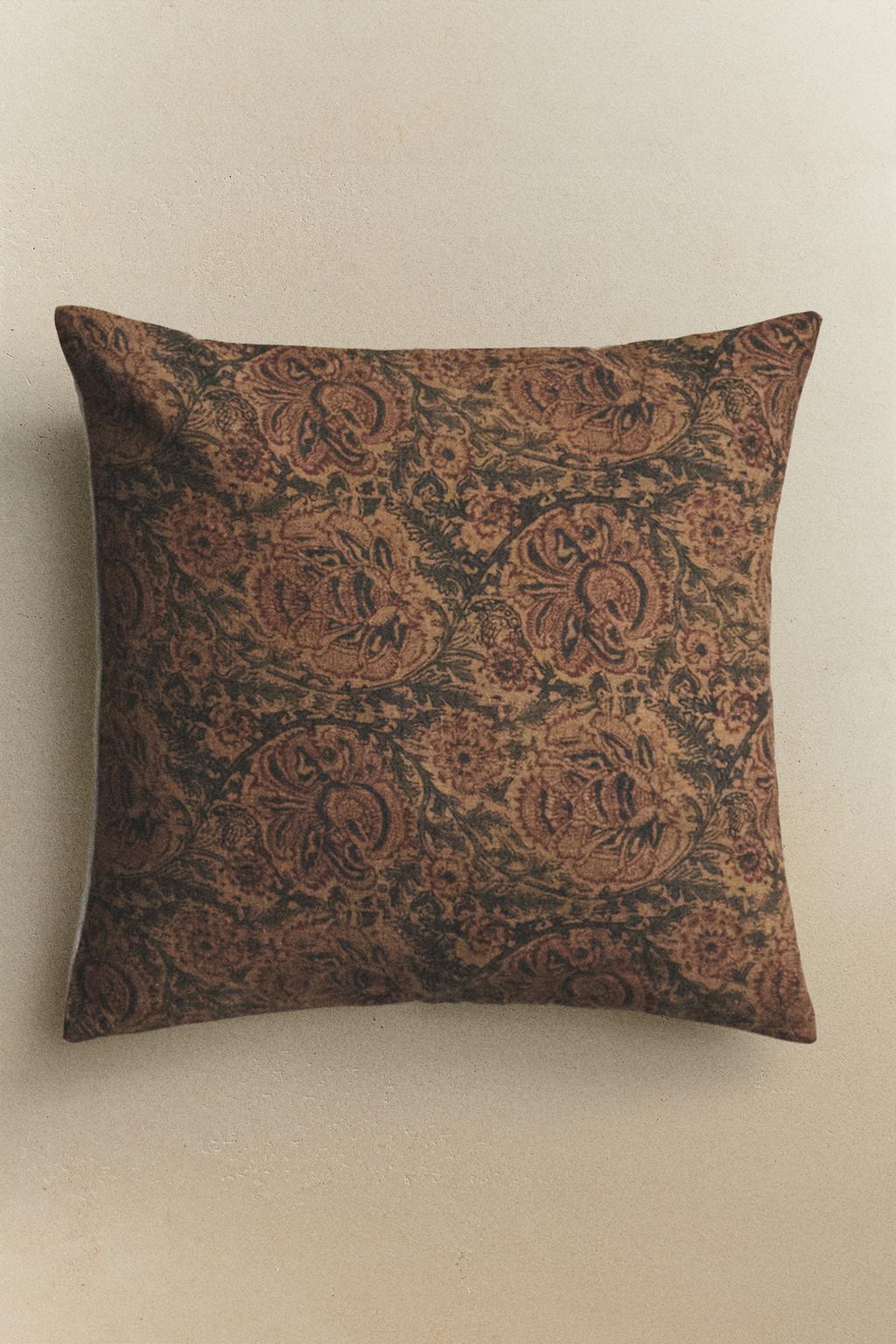 Подушка с цветочным принтом