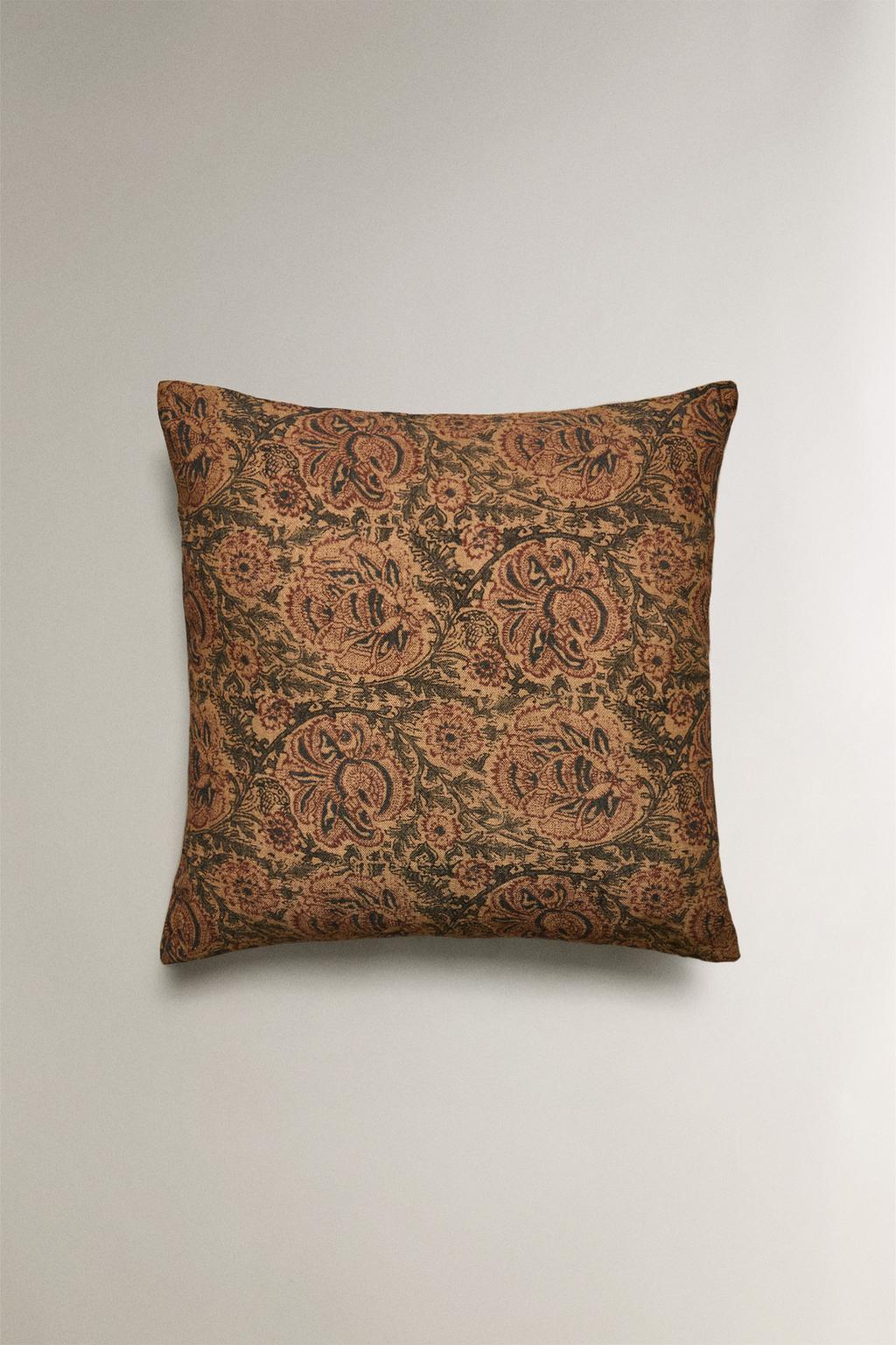 Подушка с цветочным принтом