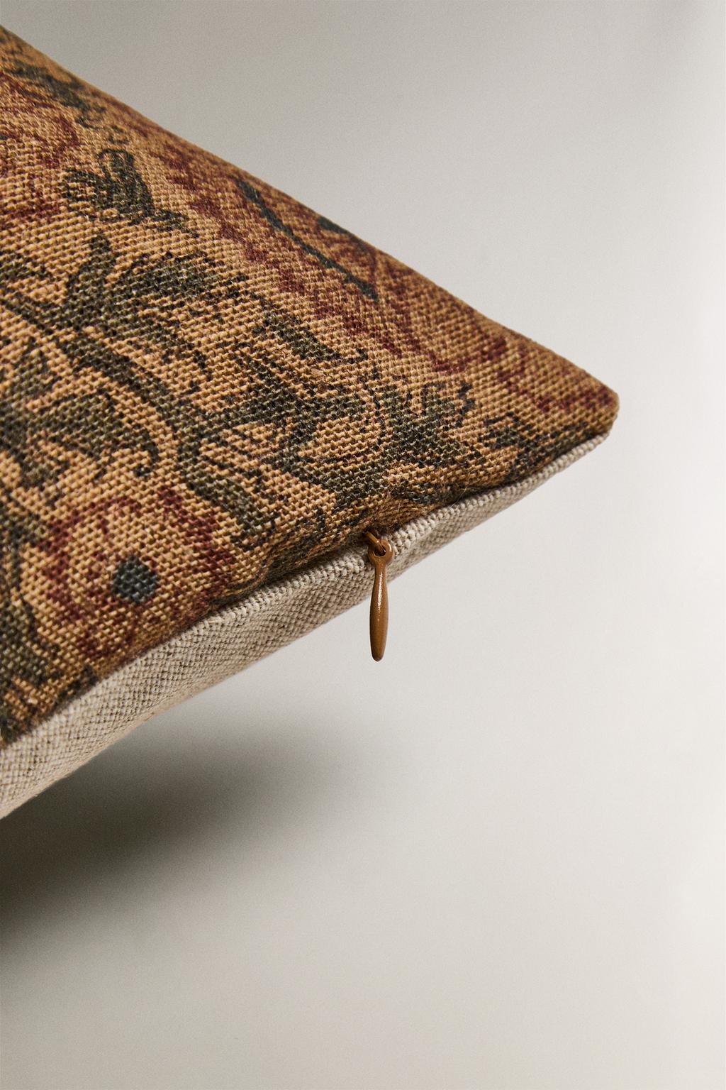 Подушка с цветочным принтом